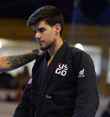 João Vitor Bogoni de quimono em uma competição de jiu-jitsu